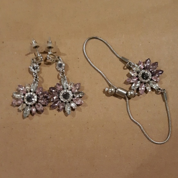 Matching Flower Earrings and Bracelet - Picture 1 of 3
